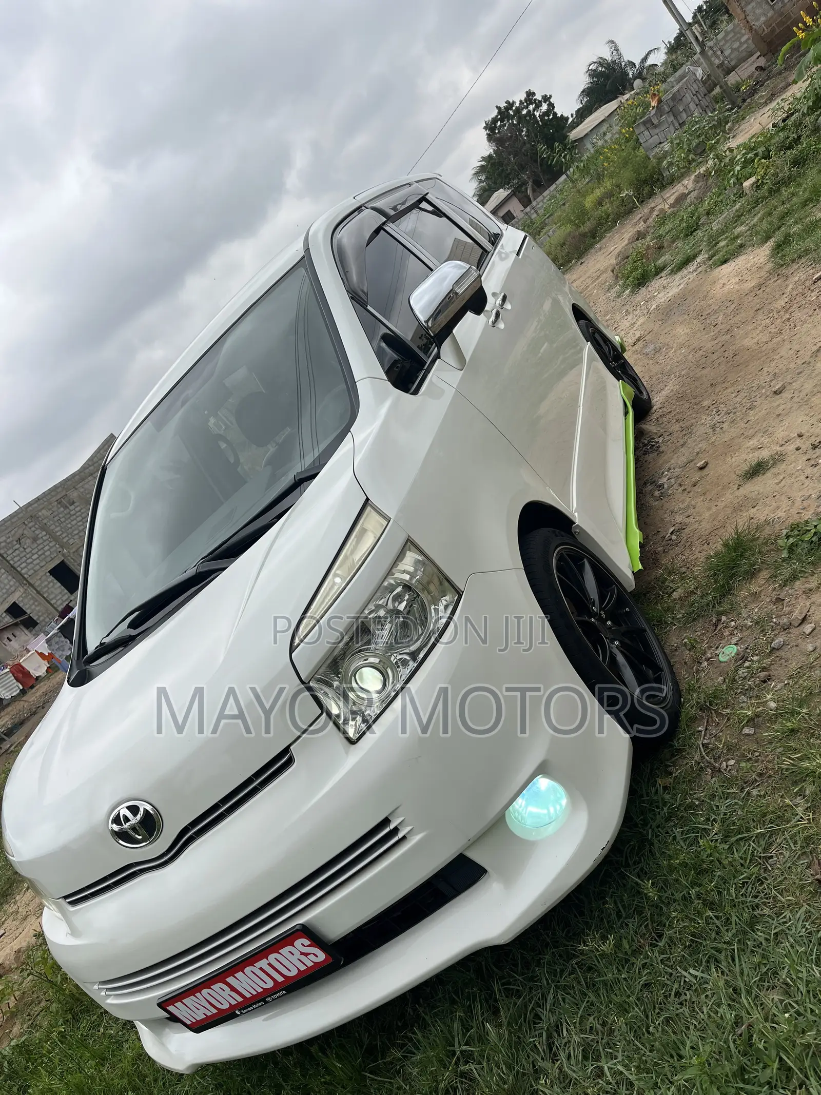 Toyota Voxy X L Edition 4WD 8-Seater 2010 White