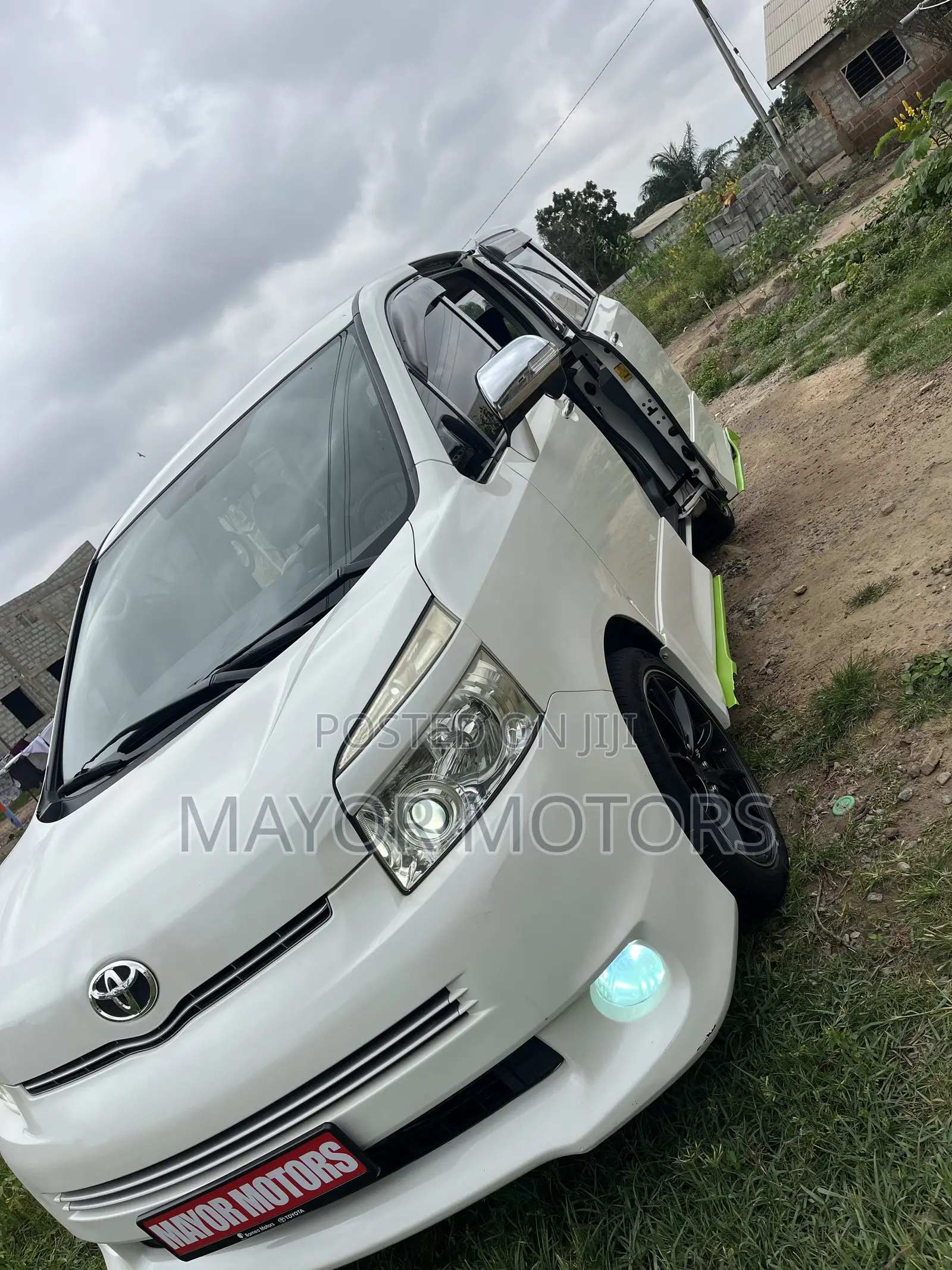 Toyota Voxy X L Edition 4WD 8-Seater 2010 White