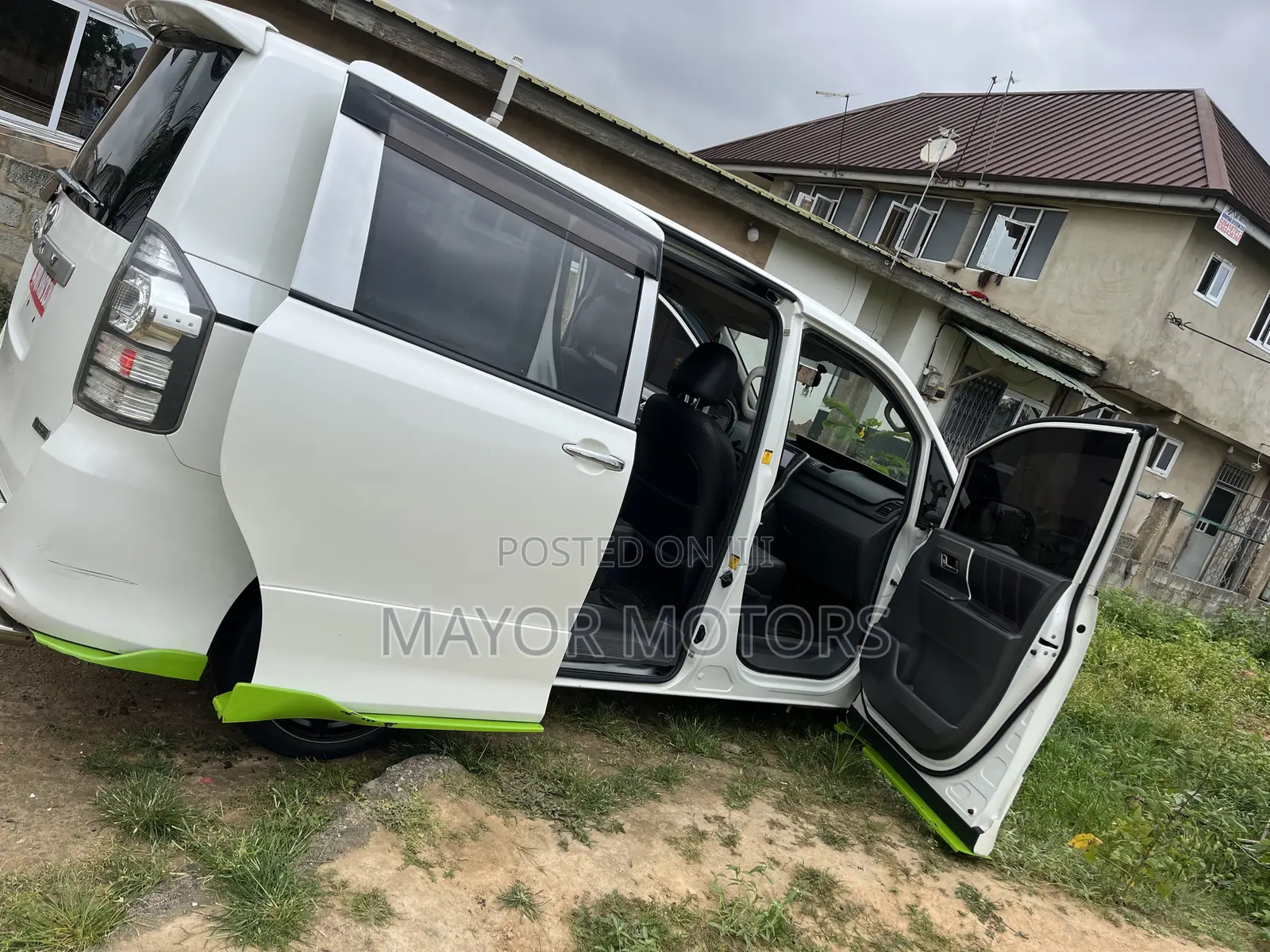 Toyota Voxy X L Edition 4WD 8-Seater 2010 White