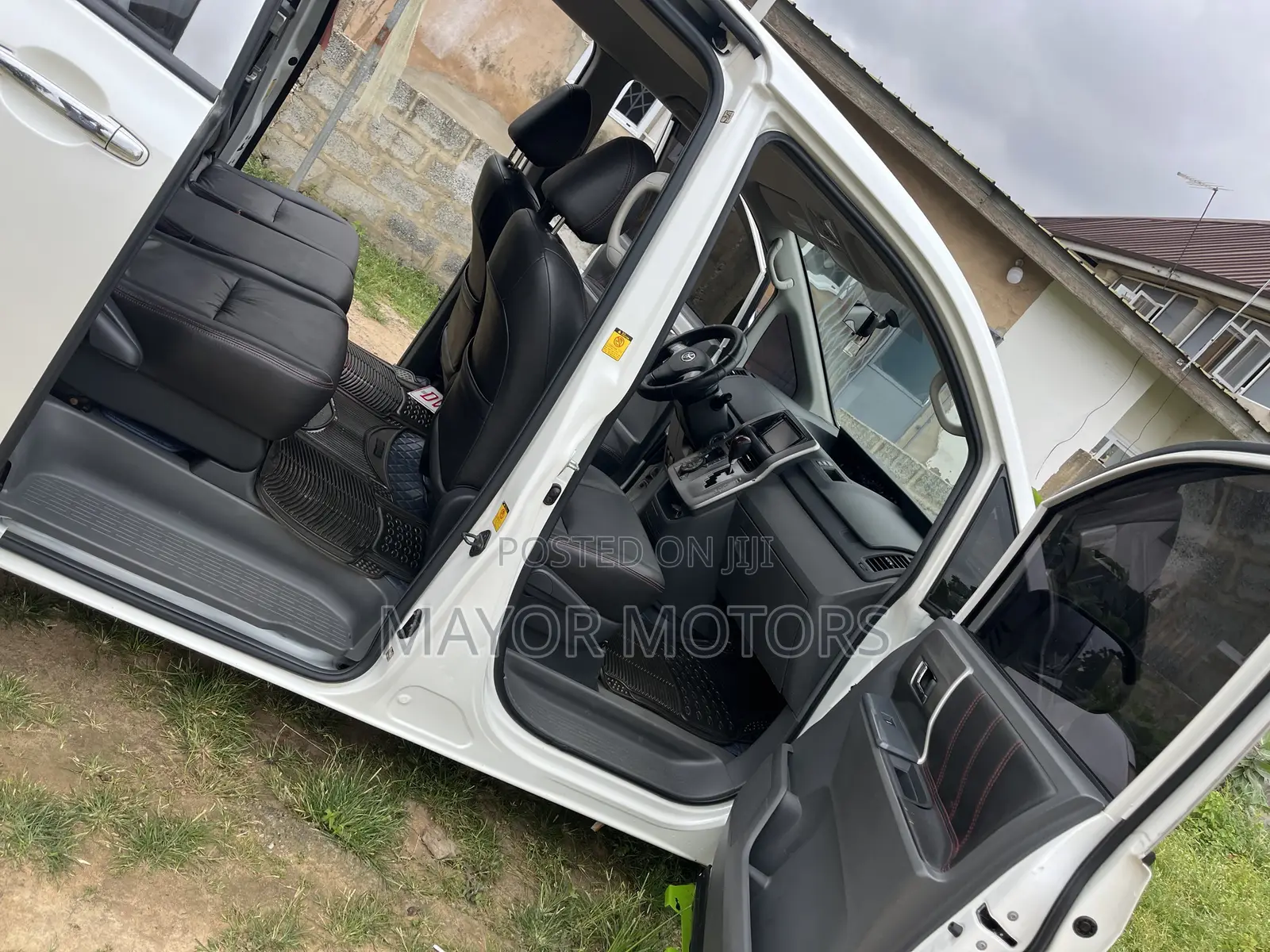 Toyota Voxy X L Edition 4WD 8-Seater 2010 White
