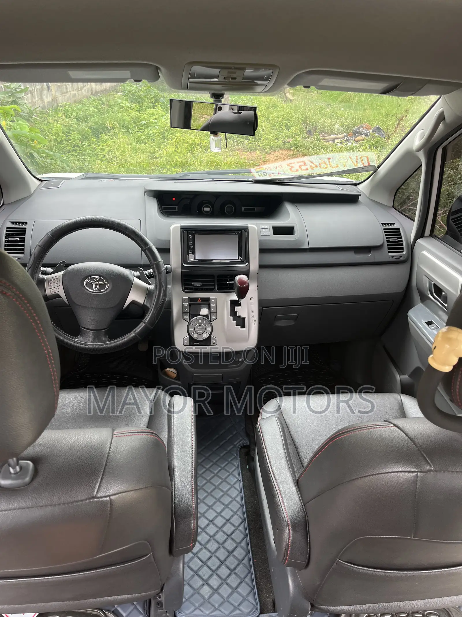 Toyota Voxy X L Edition 4WD 8-Seater 2010 White