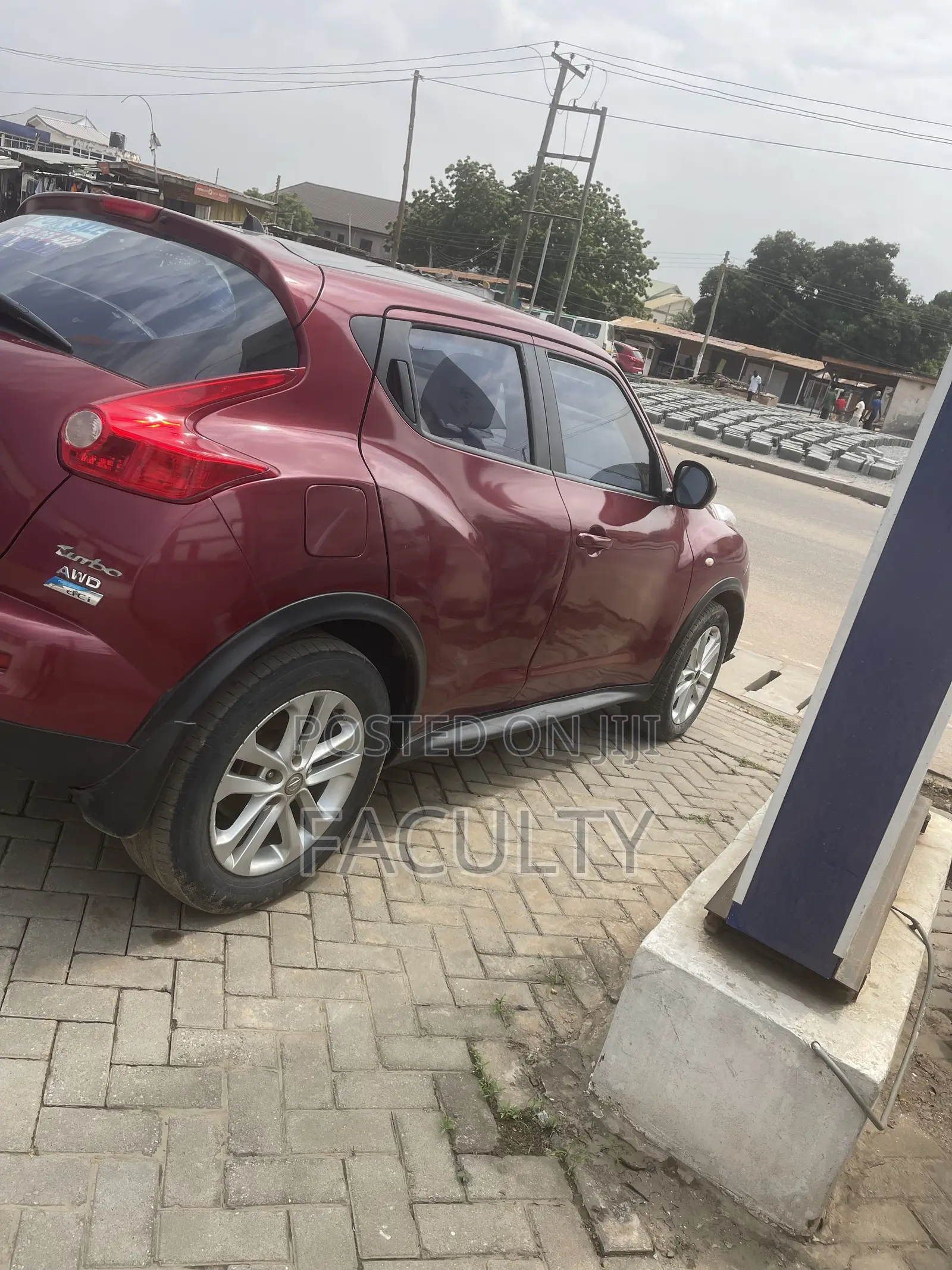 Nissan Juke SV 4dr Hatchback AWD (1.6L 4cyl Turbo CVT) 2015 Burgundy