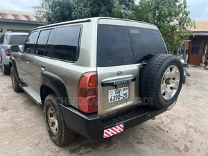 Nissan Patrol 2010 Gold