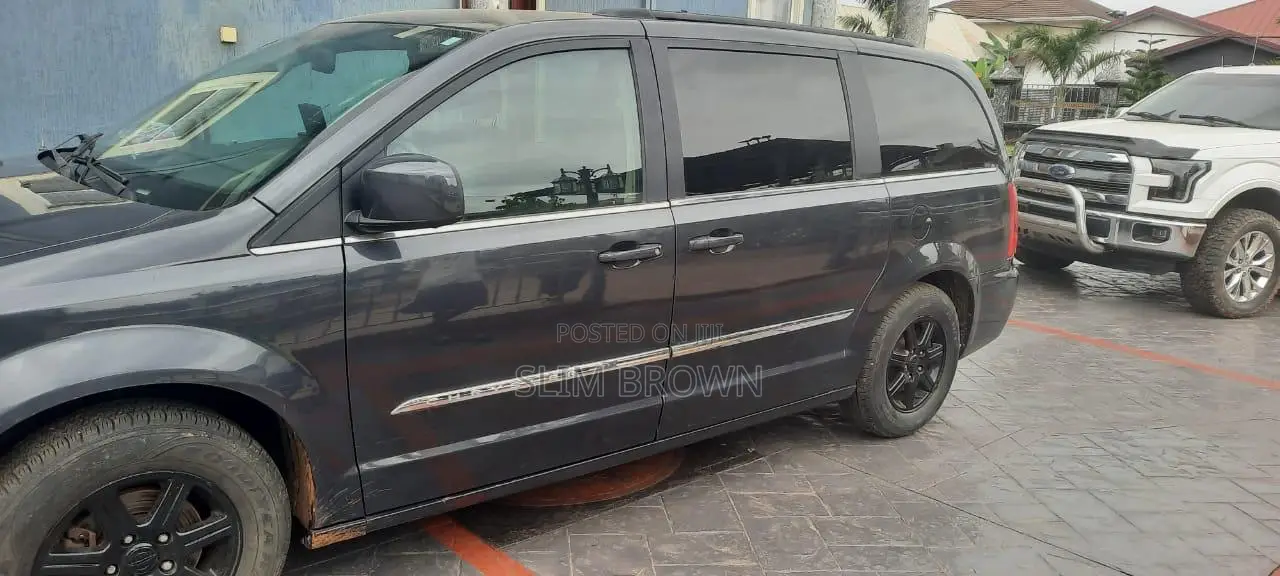 Chrysler Town & Country 2012 Black