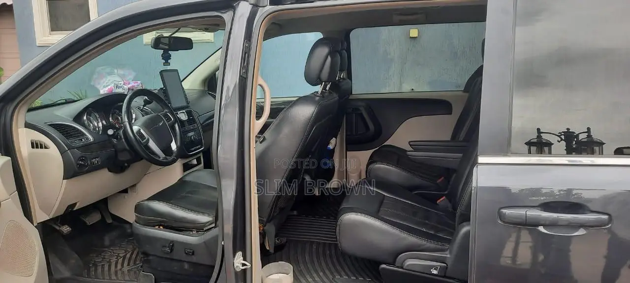 Chrysler Town & Country 2012 Black