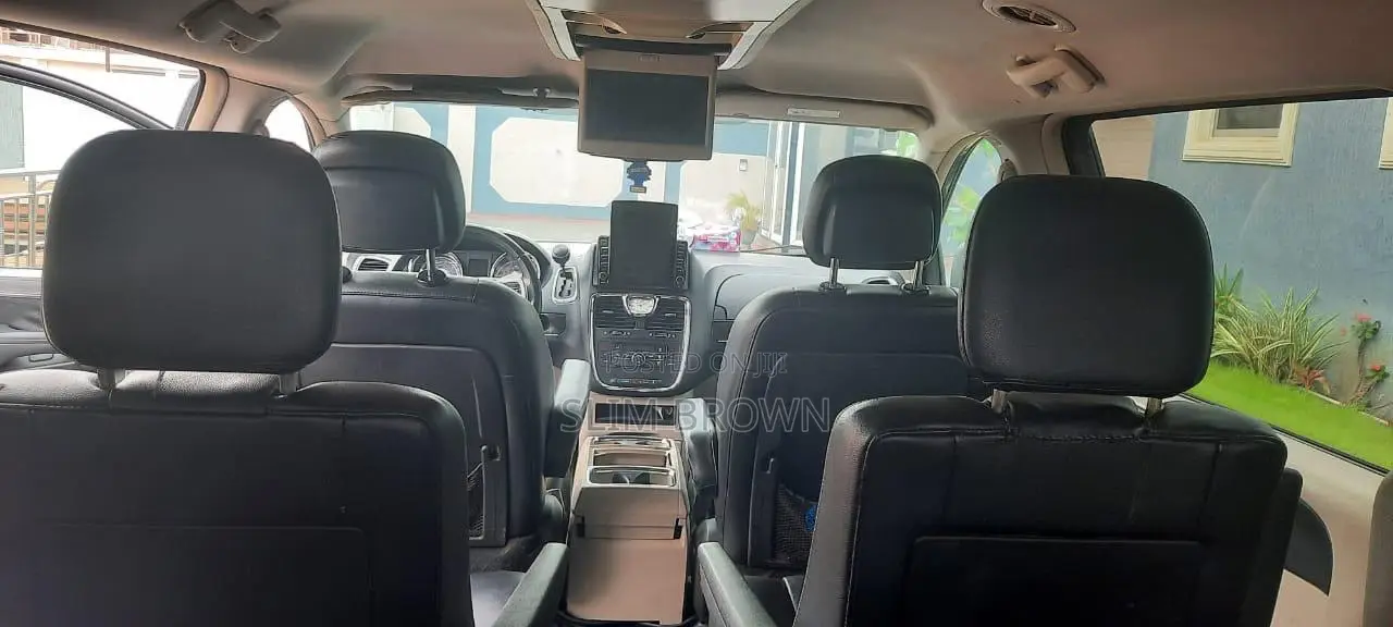 Chrysler Town & Country 2012 Black