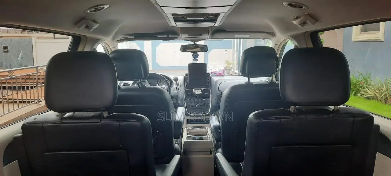 Chrysler Town & Country 2012 Black