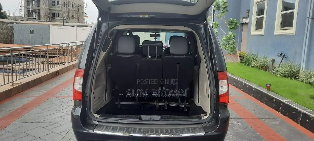 Chrysler Town & Country 2012 Black