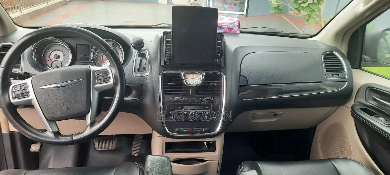 Chrysler Town & Country 2012 Black