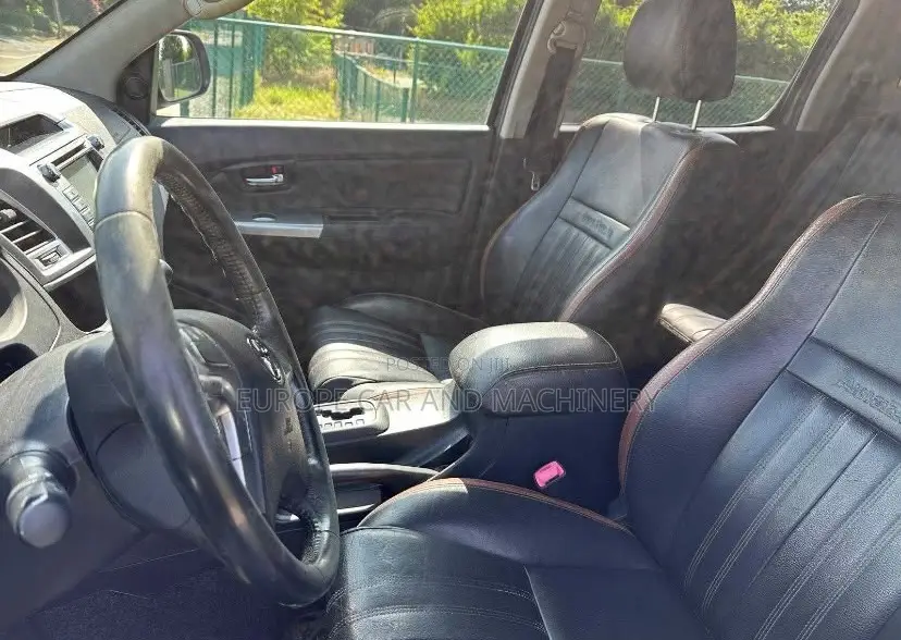 Toyota Hilux 2014 Black
