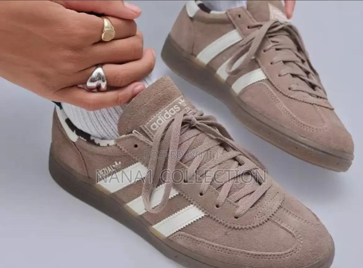 Adidas Handball Spezial in Earth Strata/Wonder White/Gum Sneakers