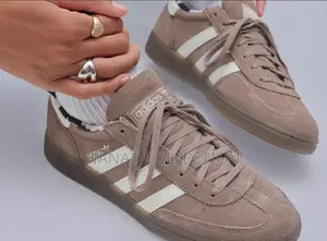 Adidas Handball Spezial in Earth Strata/Wonder White/Gum Sneakers