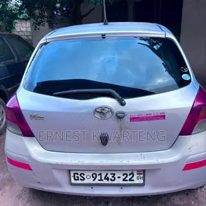Toyota Vitz 2010 Silver