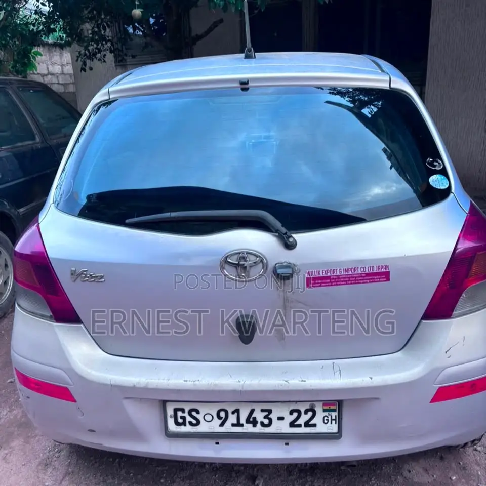 Toyota Vitz 2010 Silver