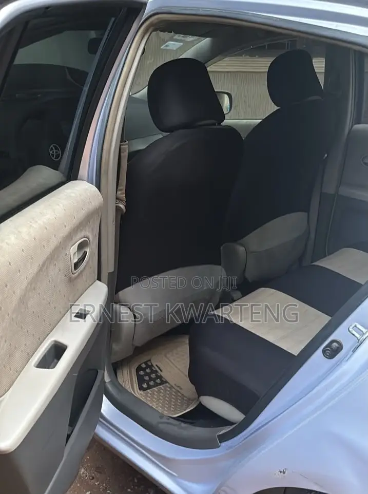 Toyota Vitz 2010 Silver