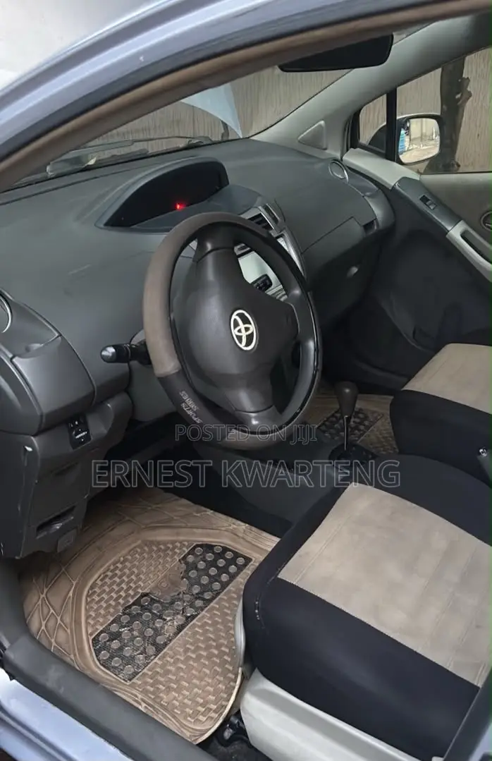 Toyota Vitz 2010 Silver