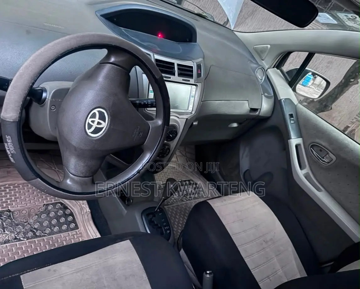 Toyota Vitz 2010 Silver