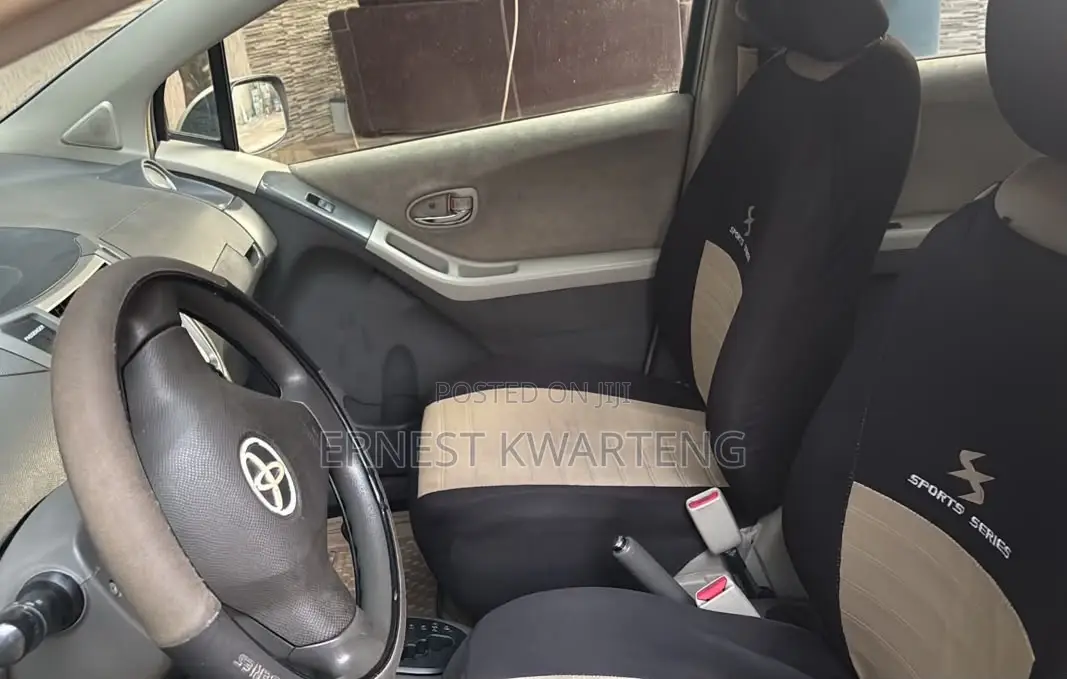 Toyota Vitz 2010 Silver