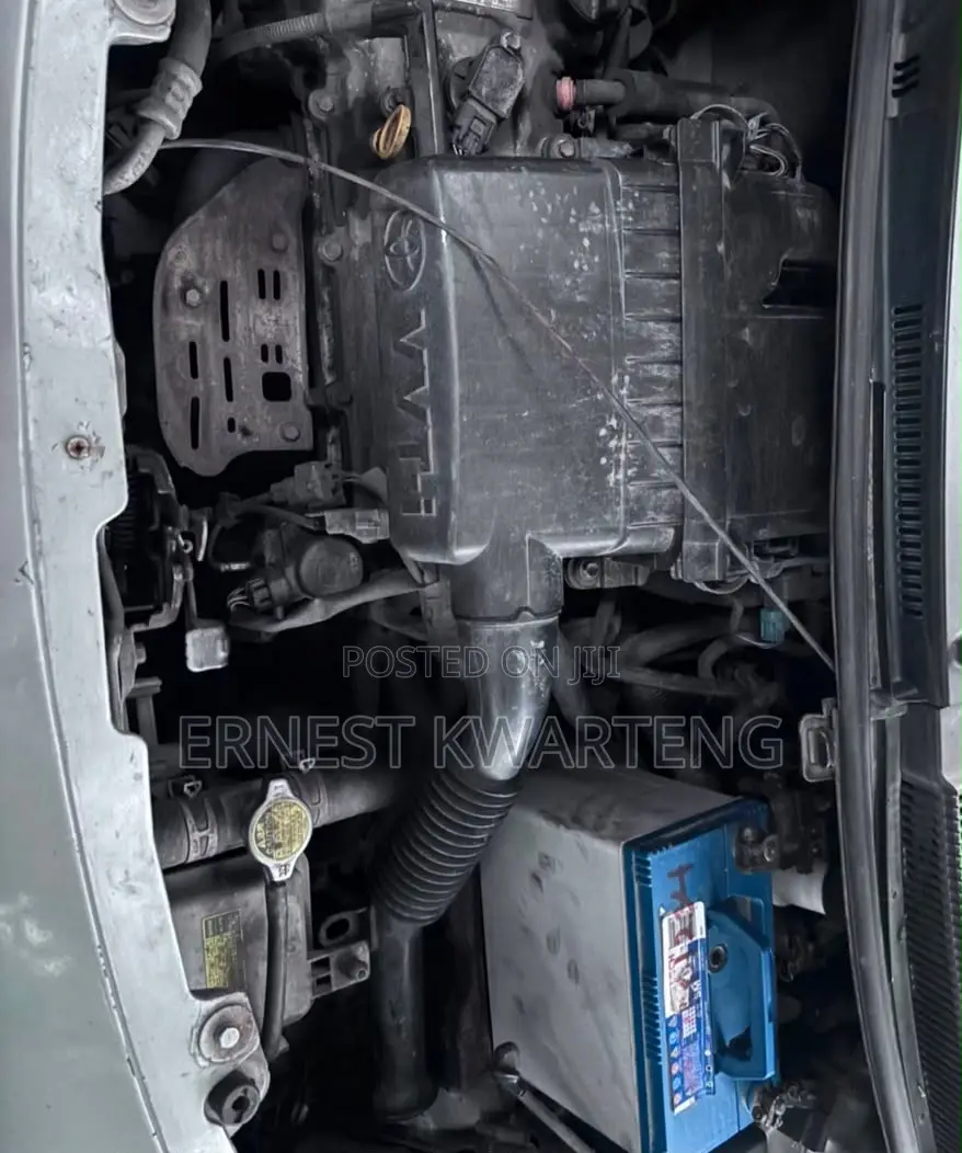 Toyota Vitz 2010 Silver