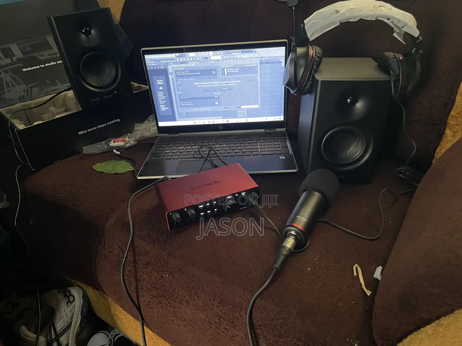 Focusrite Scarlet 4th Gen 2i2 Bundle With Studio Monitor