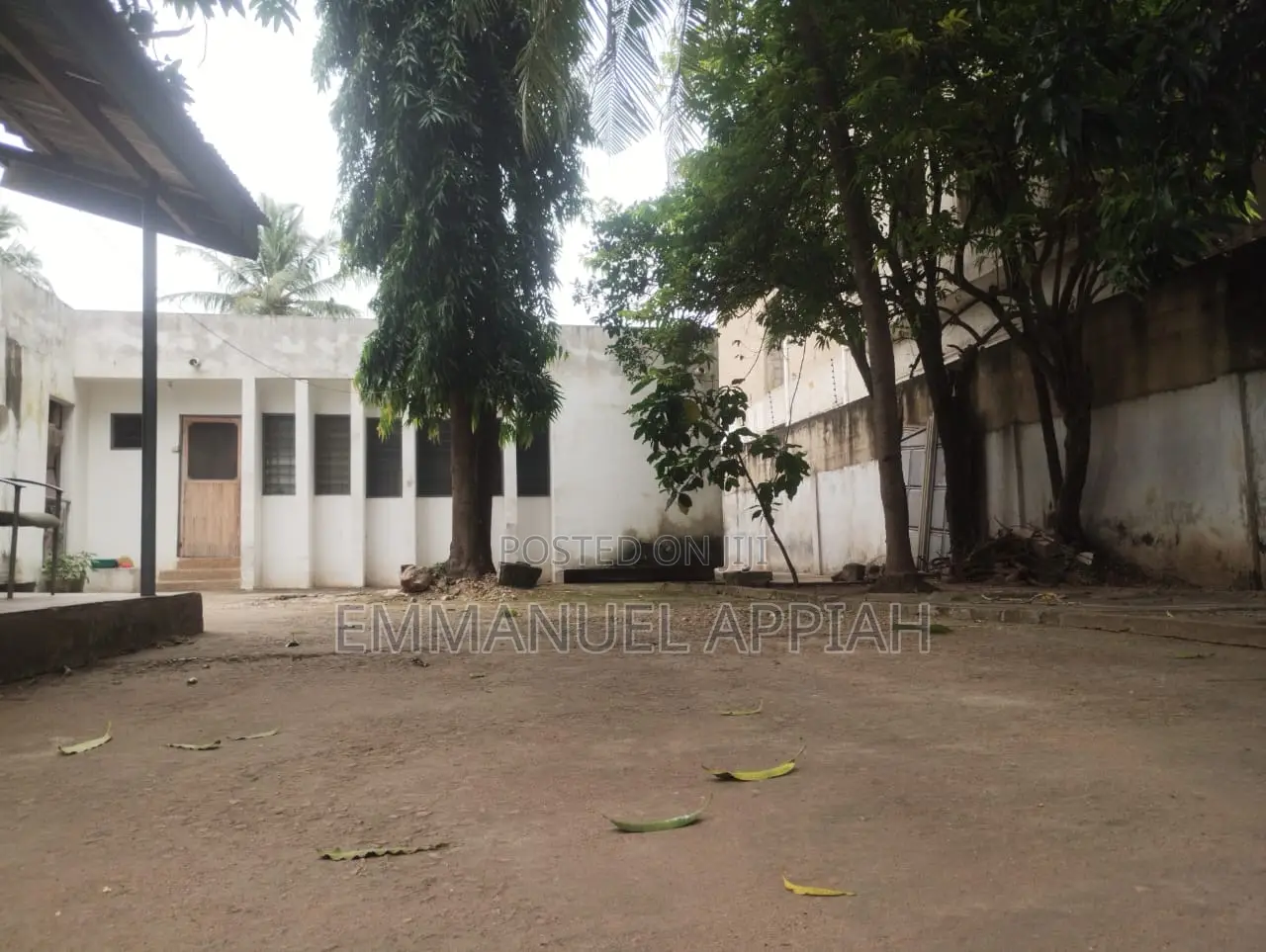 5bdrm House in Lapaz Nyamekye, Accra Metropolitan for sale
