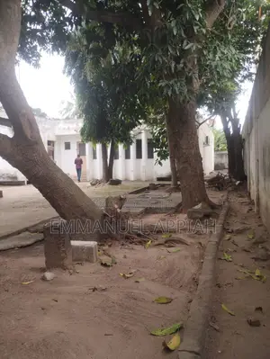 5bdrm House in Lapaz Nyamekye, Accra Metropolitan for sale