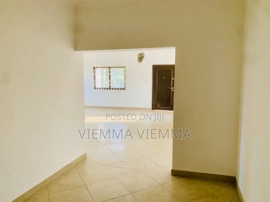 5bdrm House in Oyibi for sale