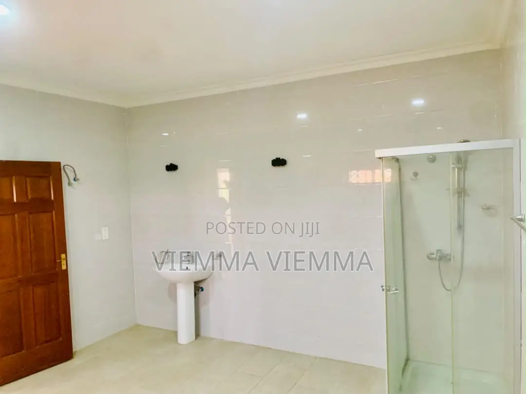 5bdrm House in Oyibi for sale