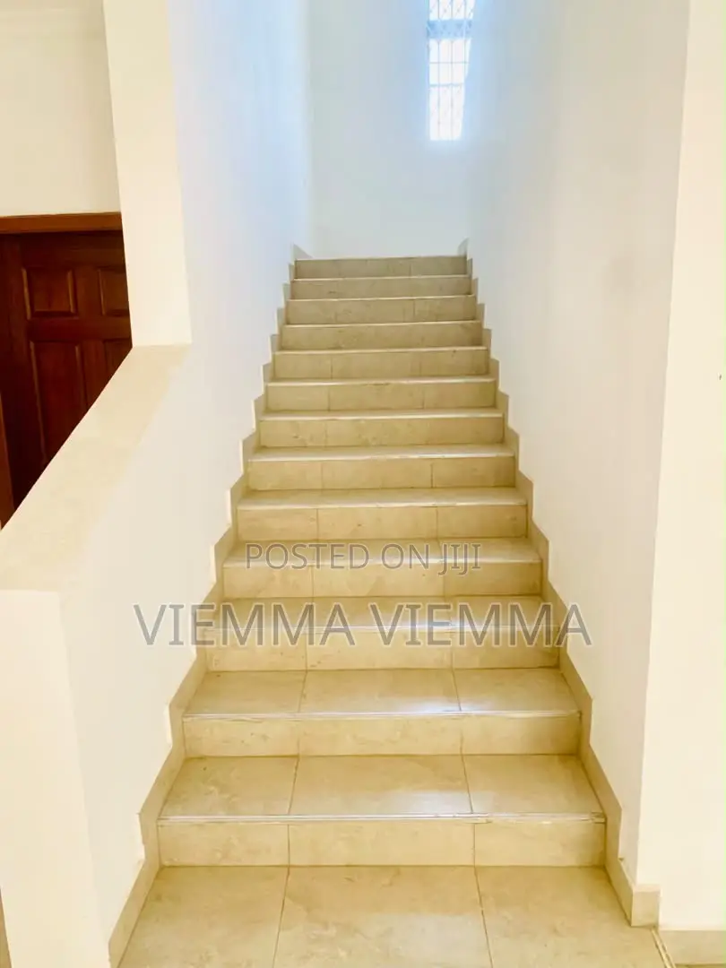 5bdrm House in Oyibi for sale