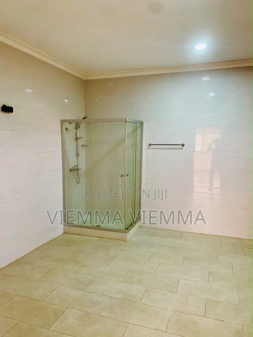 5bdrm House in Oyibi for sale
