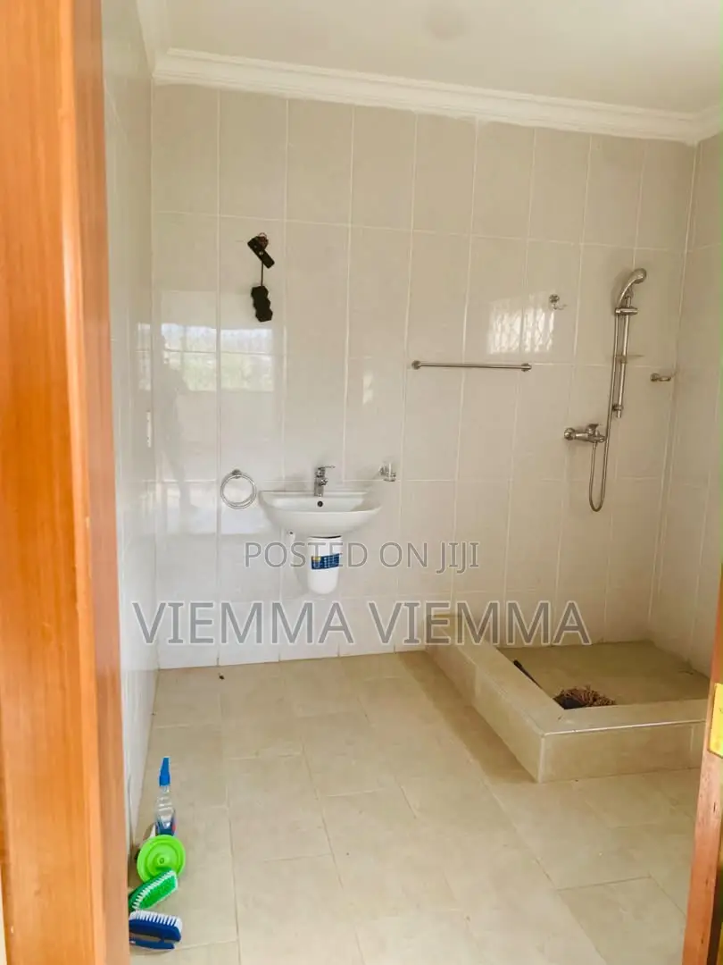 5bdrm House in Oyibi for sale