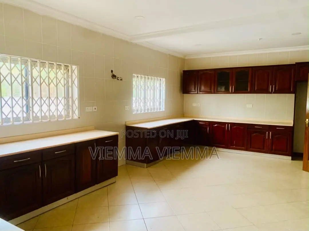5bdrm House in Oyibi for sale