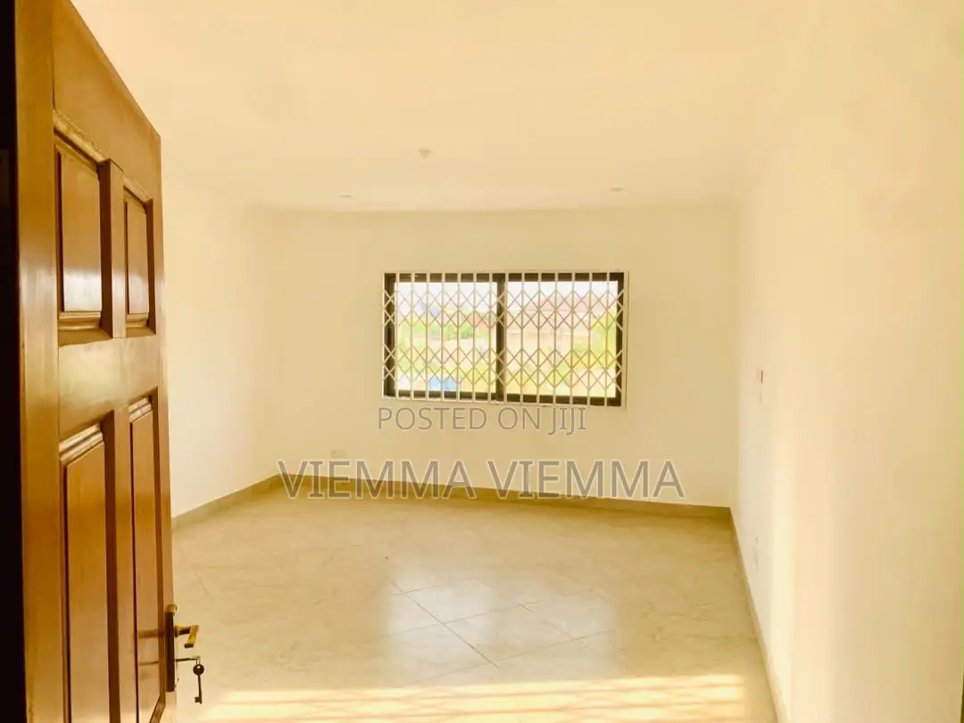 5bdrm House in Oyibi for sale