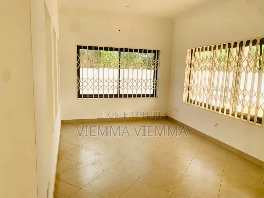 5bdrm House in Oyibi for sale