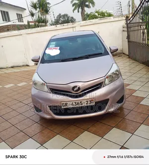 Toyota Vitz 2012 Silver