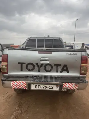 Toyota Hilux 2.5 D-4D 4X4 SRX 2011 Gray