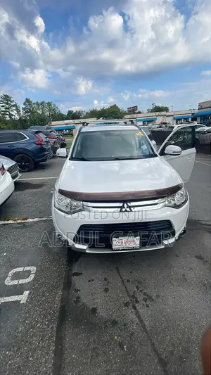 Mitsubishi Outlander ES 4dr SUV (2.4L 4cyl CVT) 2015 White