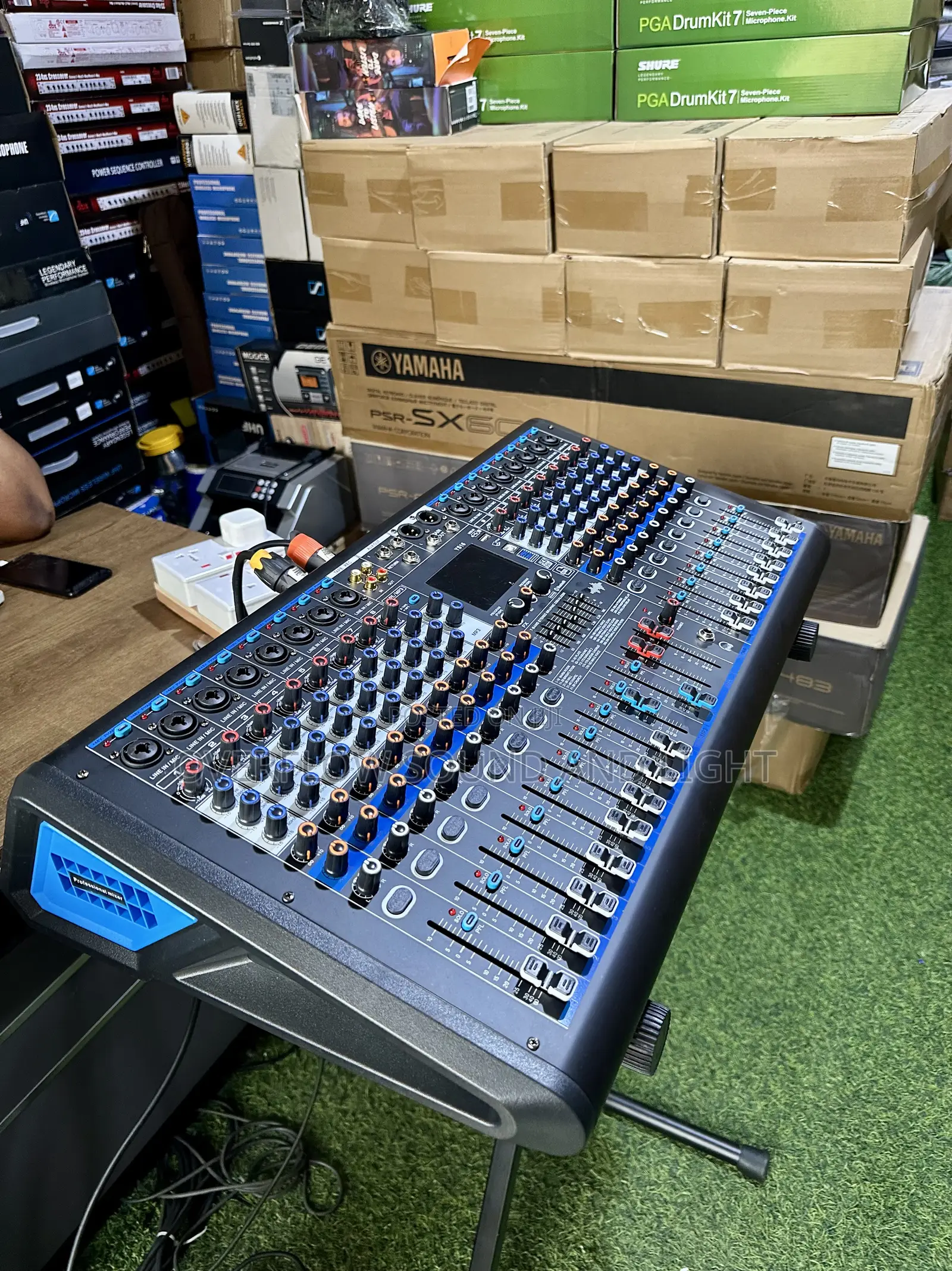 Yamaha YS16 16 Channels Powered Mixer With DSP Effect