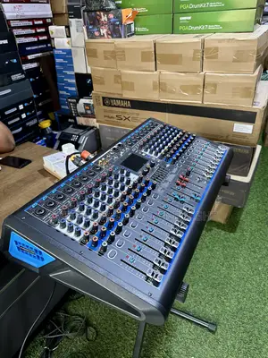 Yamaha YS16 16 Channels Powered Mixer With DSP Effect