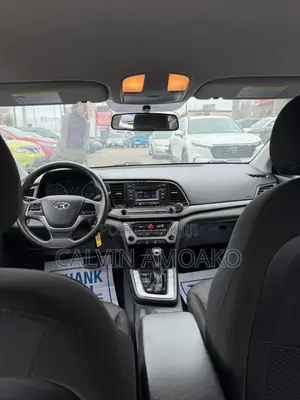 Hyundai Elantra SE Sedan FWD (2.0L 4cyl 6M) 2017 White