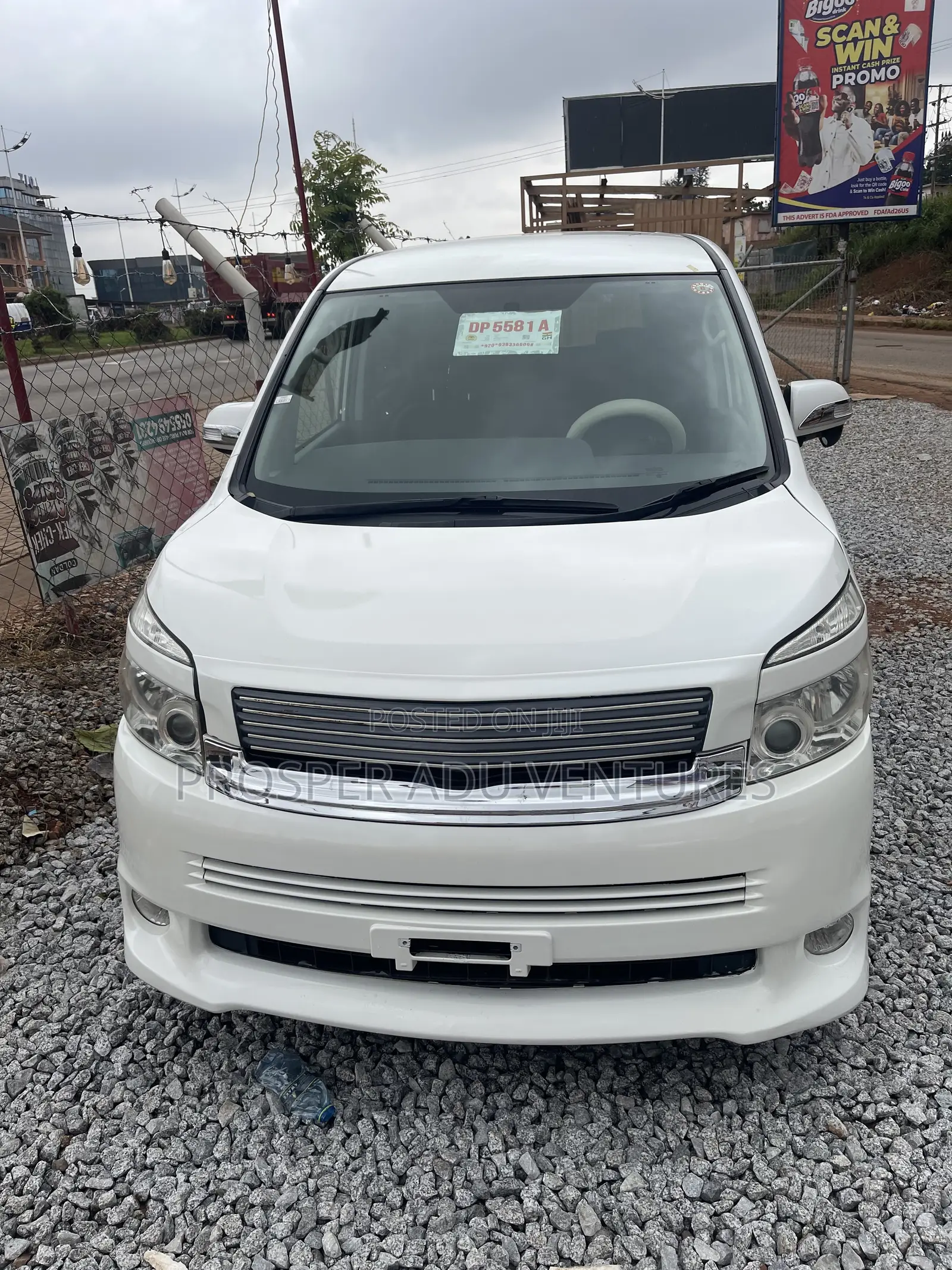 Toyota Voxy Z 2WD 8-Seater 2010 White