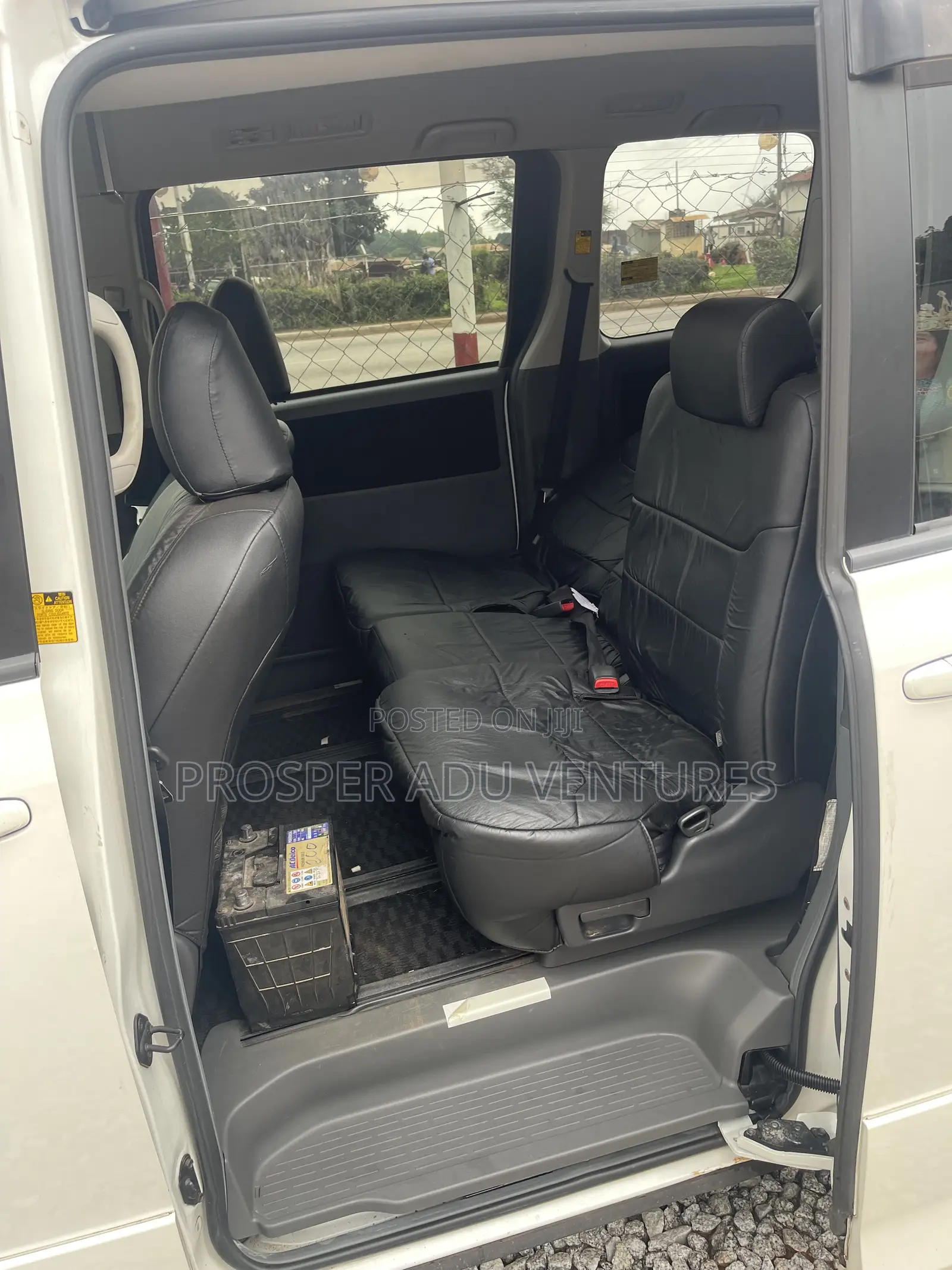 Toyota Voxy Z 2WD 8-Seater 2010 White