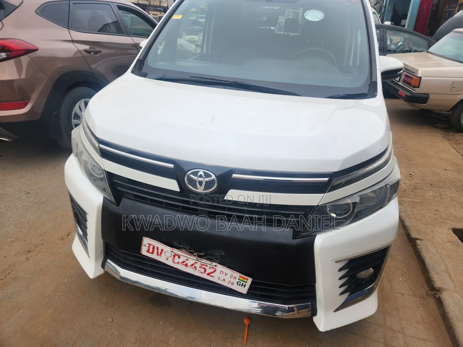 Toyota Voxy V 4WD 7-Seater 2014 White