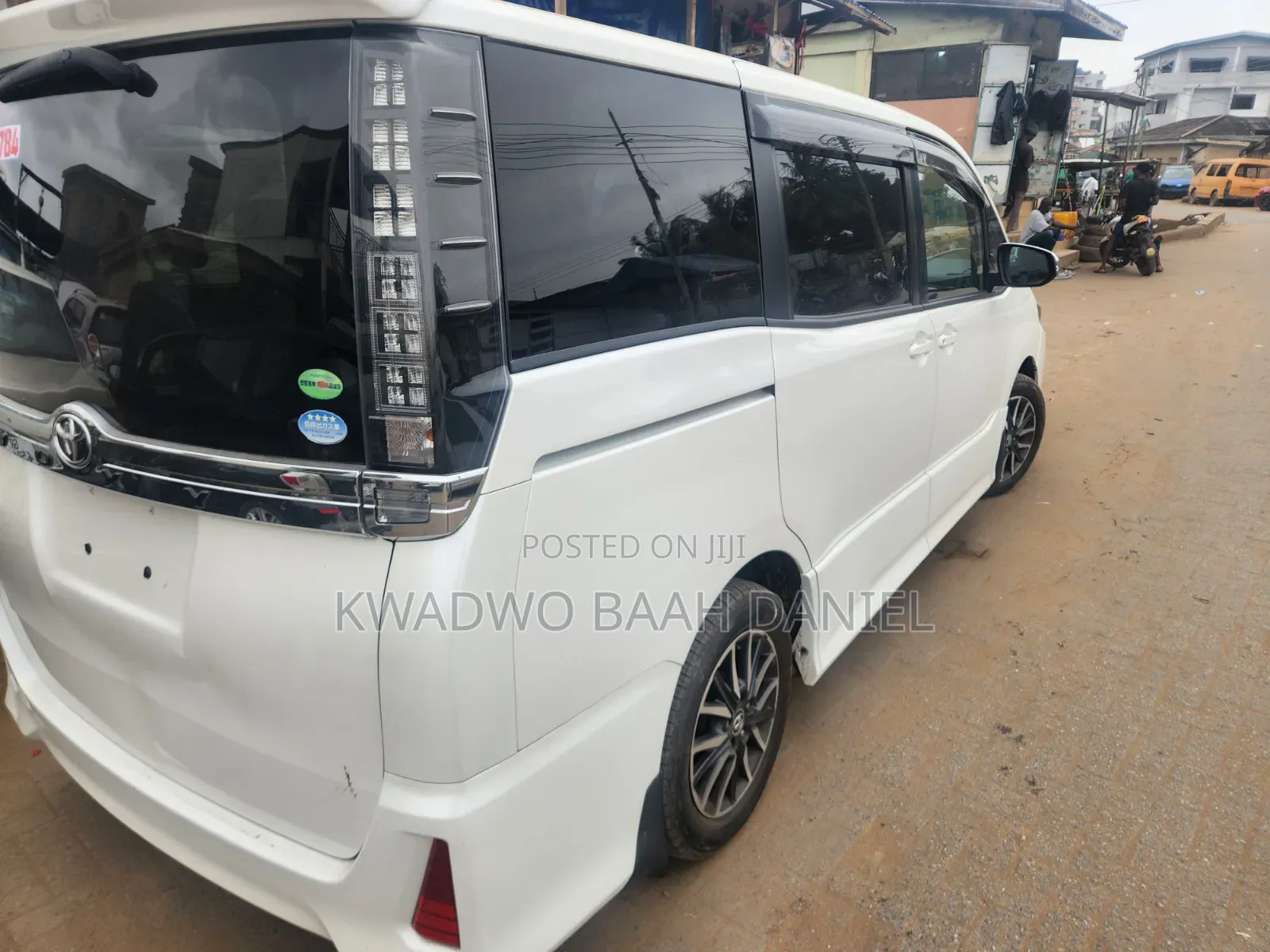 Toyota Voxy V 4WD 7-Seater 2014 White