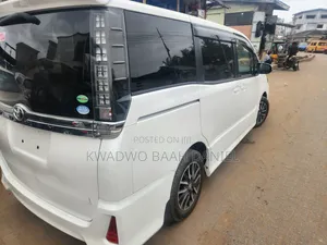 Toyota Voxy V 4WD 7-Seater 2014 White