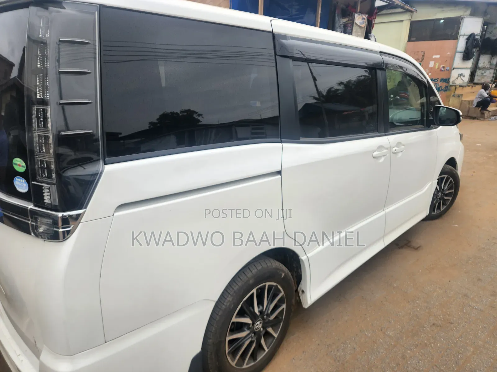 Toyota Voxy V 4WD 7-Seater 2014 White