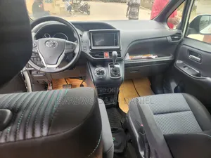 Toyota Voxy V 4WD 7-Seater 2014 White