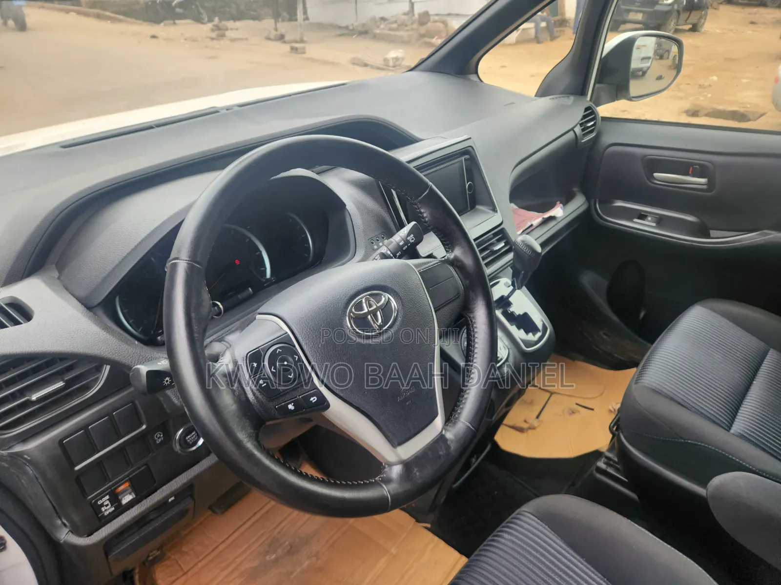 Toyota Voxy V 4WD 7-Seater 2014 White