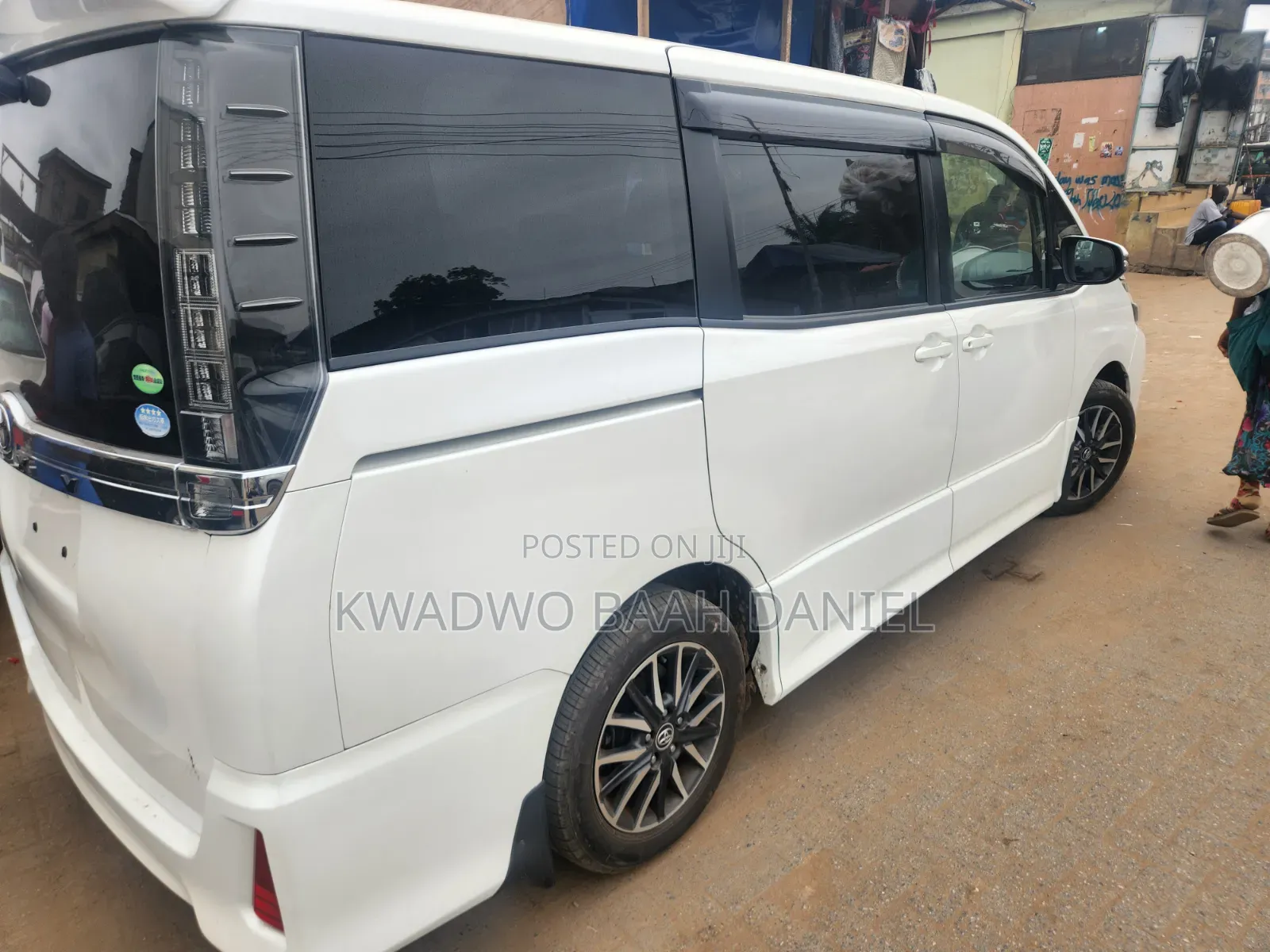Toyota Voxy V 4WD 7-Seater 2014 White