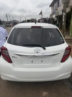 Toyota Vitz 1.5 FWD 5dr 2015 White